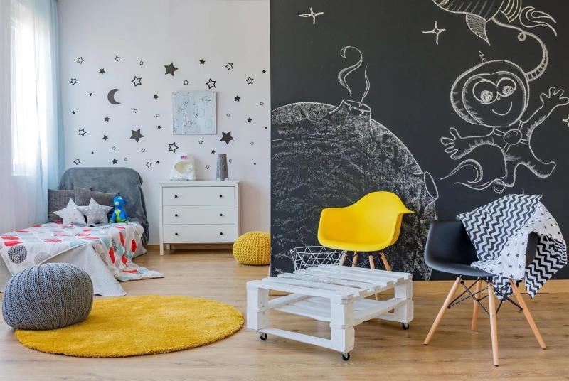 Стена в детской для рисования мелом