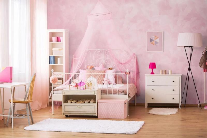 Нежно-розовые стены в детской с эффектом шелка