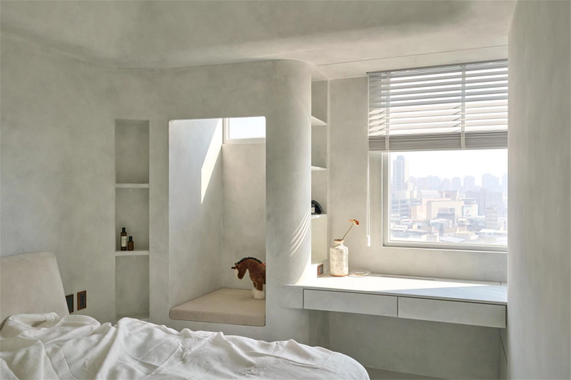 Матовые велюровые стены и потолок в спальне