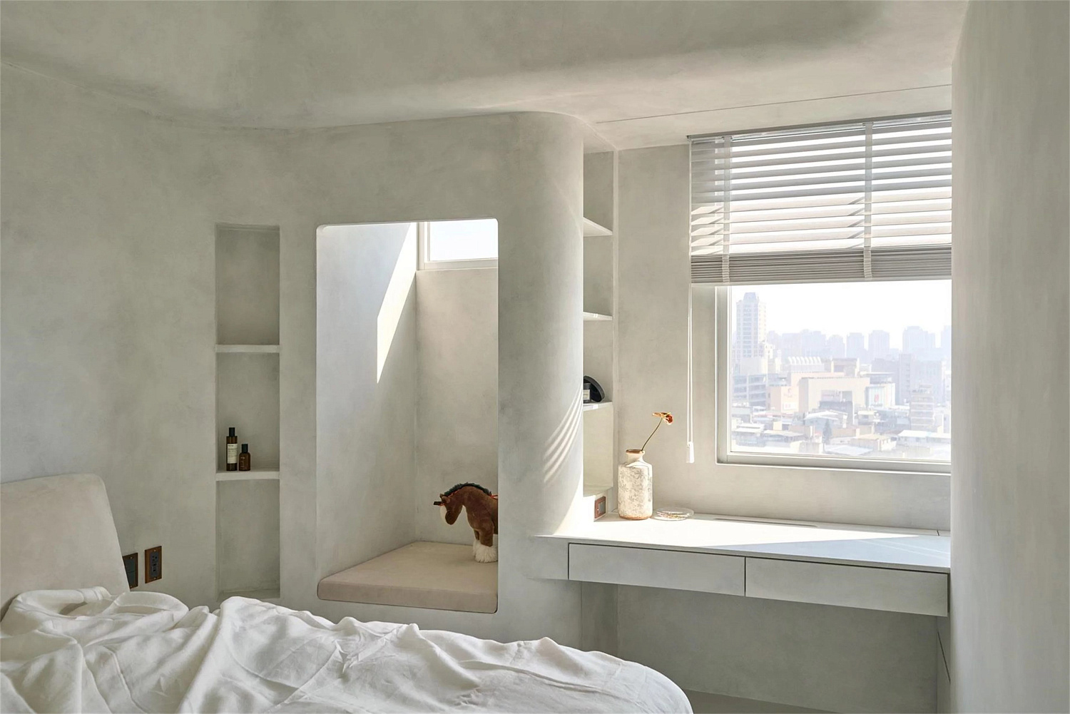 Матовые велюровые стены и потолок в спальне