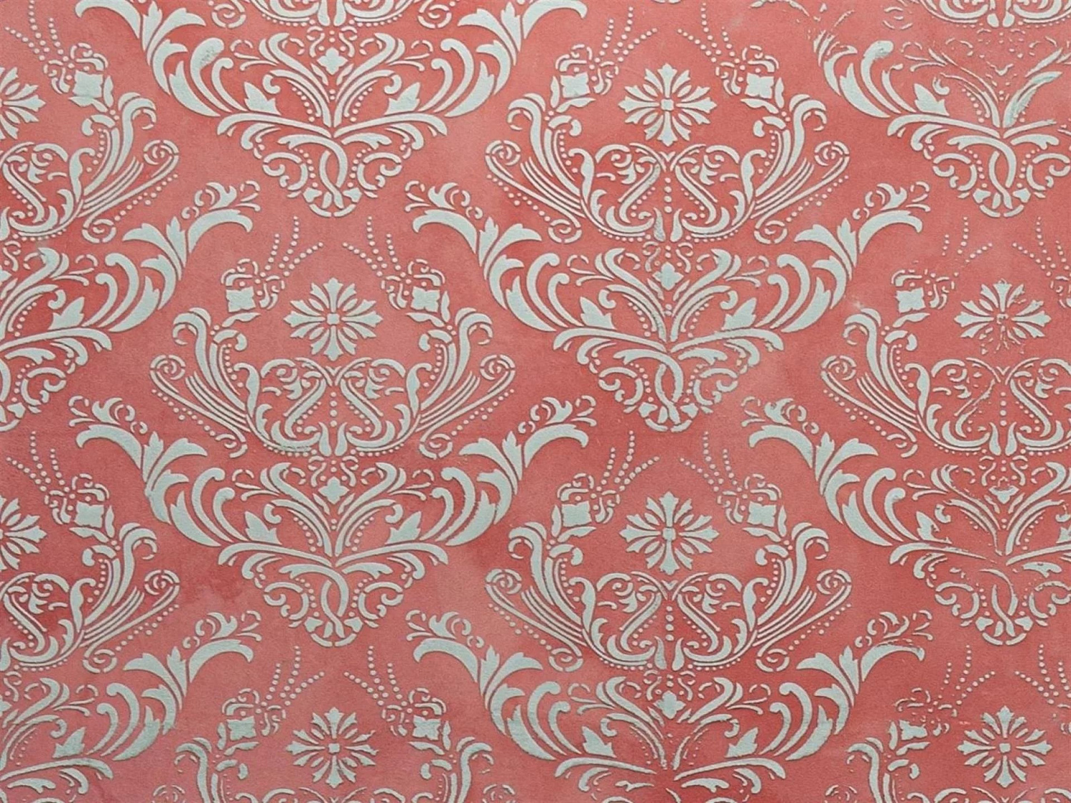 Эффект текстильных обоев с вышитым орнаментом в гостиной