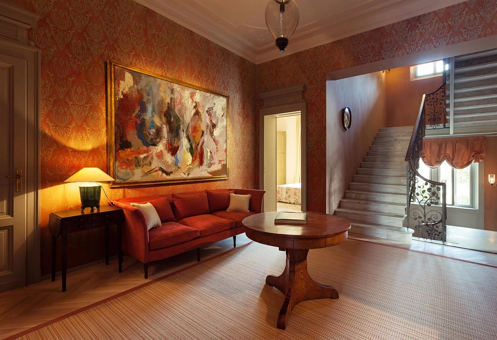 Эффект текстильных обоев с вышитым орнаментом в гостиной