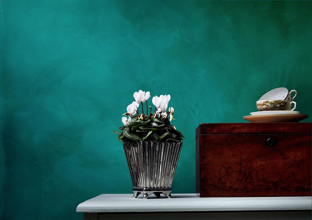 Эффект темно-зелёного бархата в гостиной