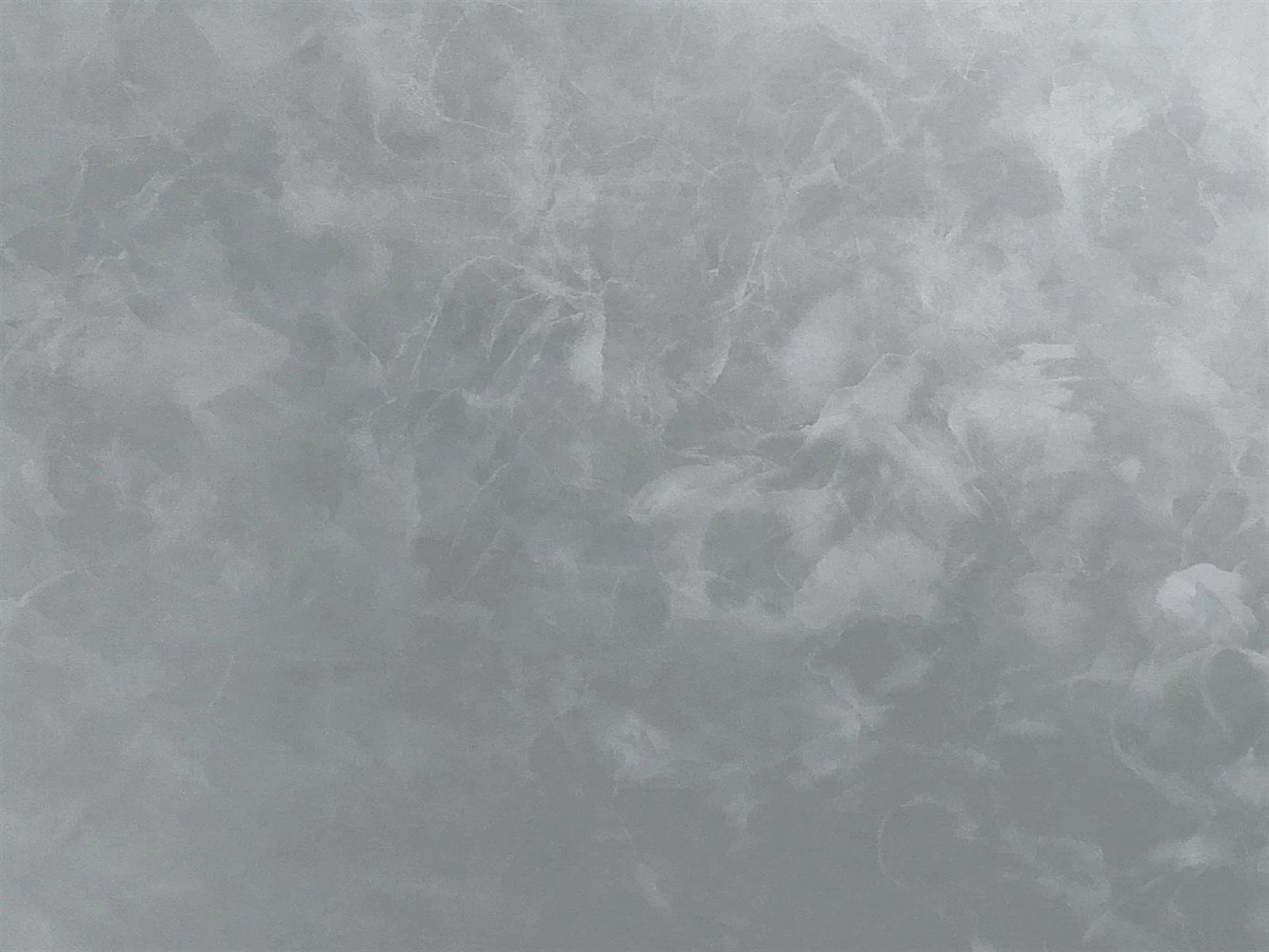 Бархатный эффект жемчужно-серых стен в спальне