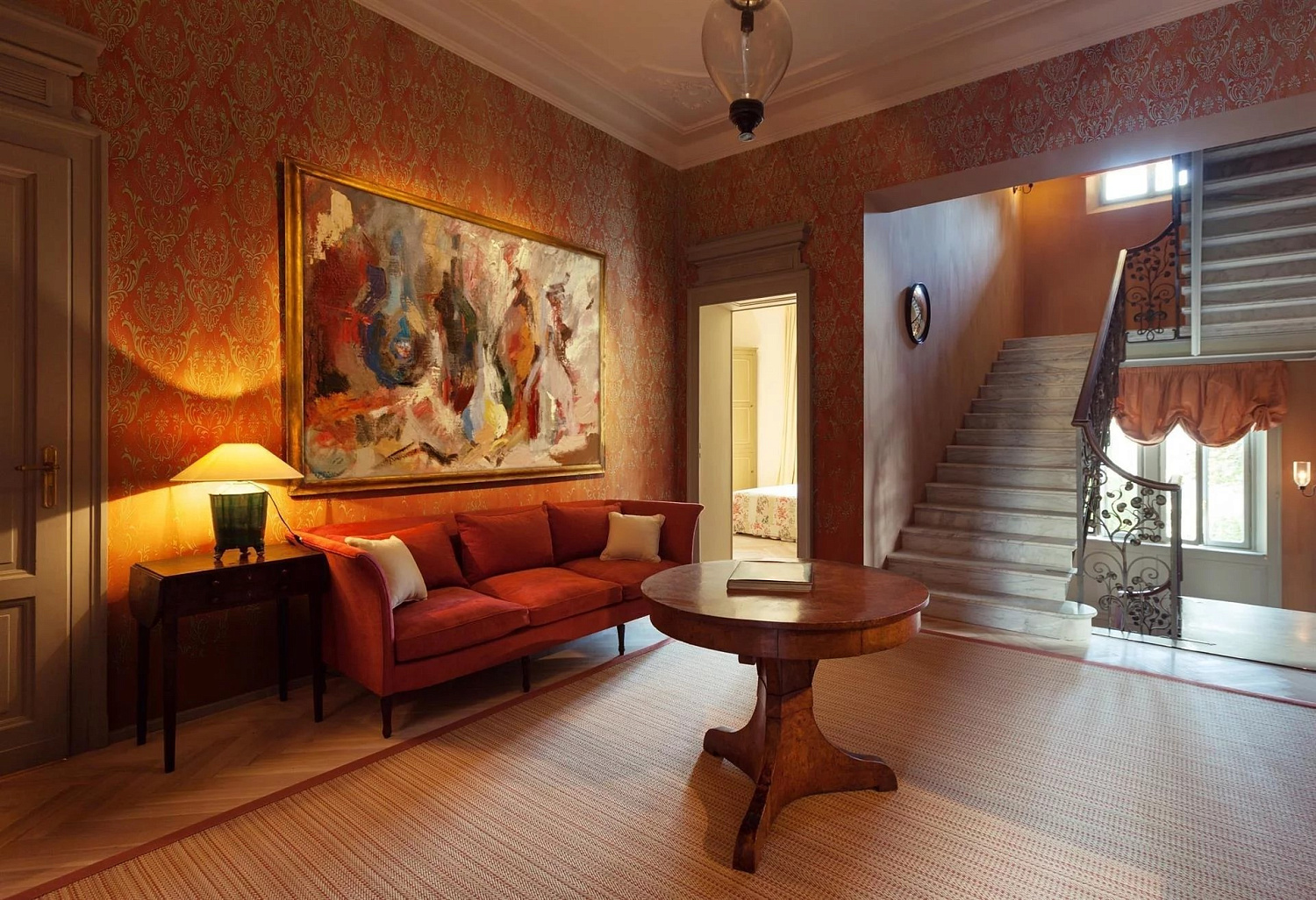 Эффект текстильных обоев с вышитым орнаментом в гостиной