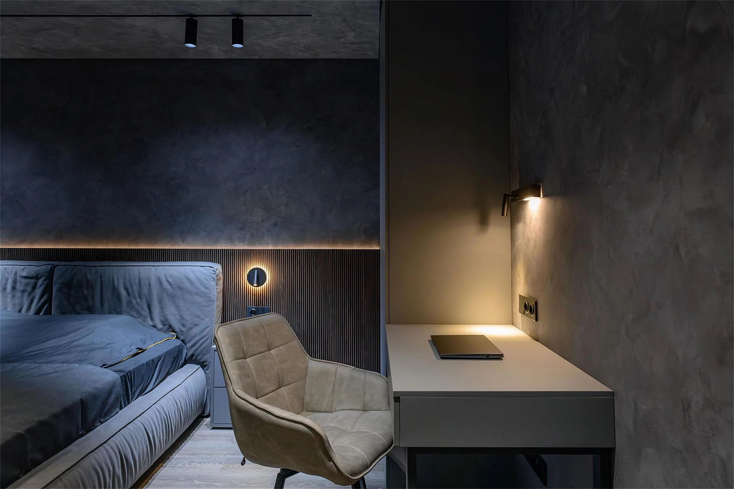 Замшевые стены и потолки в спальне